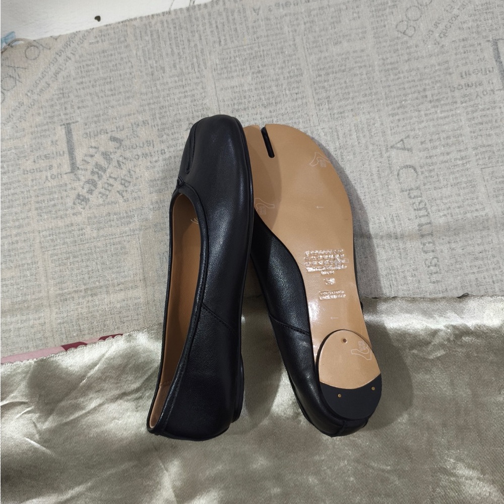 Maison Martin Margiela Black Split-Toe Leather Ballet Flats - Picture 10 of 11